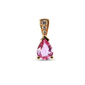 Pendentif en Or Jaune 750 serti d'un Saphir Rose Poire de 7x5mm et de 3 diamants. Dimensions du pendentif : 13x5.5mm. Poid...