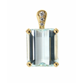  Pendentif Or Jaune 750 serti d une Aigue Marine rectangulaire 12x10mm (5 carats) 3 diamants pour un poids total 0,045 car...