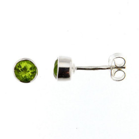 Puces d'oreilles en Argent et Peridot. Ces boucles d'oreilles sont serties de pierres rondes facettées. Le diamètre des pi...