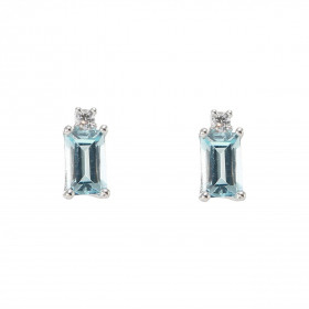 Puces d'oreilles Or Blanc 750 Topaze bleue traitée Rectangulaire 5x3mm et Oxyde de zirconium. Chaque boucle est sertie d'u...