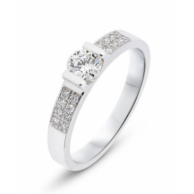  Bague Or Blanc sertie d un Diamant 4,6mm diamètre (0,42 carat - Couleur H - Pureté Si2), entourage composé 16 diamants 1,...