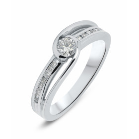  Bague Or Blanc sertie d une pierre centrale 0,2 carat Entourage composé 16 diamants pour un poids total 0,11 carat Largeu...