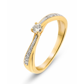 Solitaire en Or Jaune 750 et Diamants. La pierre centrale mesure 2,9mm de diamètre est pèse 0,12 carat. L'entourage est co...