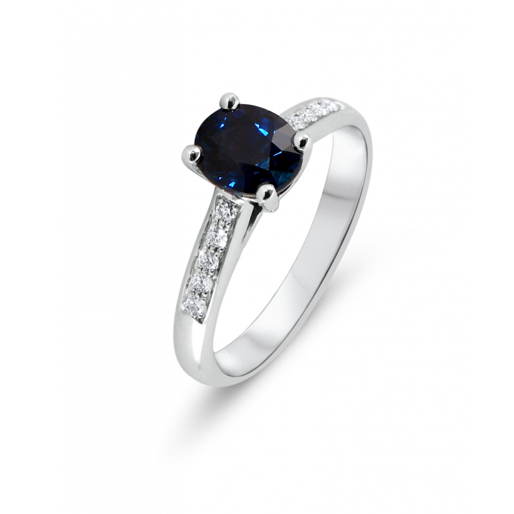 Bague De Fiançailles Or Blanc 10k Avec Saphir Ovale Bleu Et Accents Diamants - Poids Total 1.08 Carats