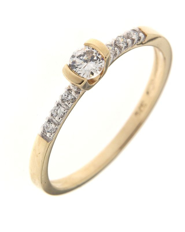 bague en or jaune sertie de zirconiums. bague en or jaune sertie de zirconiums.