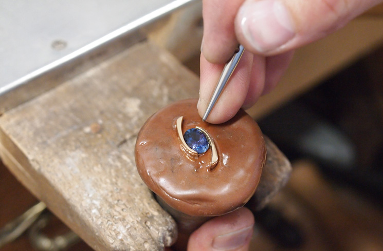 Atelier de création de bijoux, Artisan Bijoutier Joaillier dans l